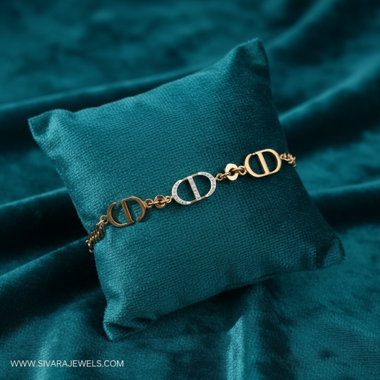 Mixed-metal bracelet with D-shaped stirrup links on slanted square teal cushion